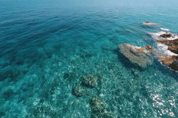Obraz premium breathtaking aerial view of crystalclear ocean waters showcasing serene beauty of sea