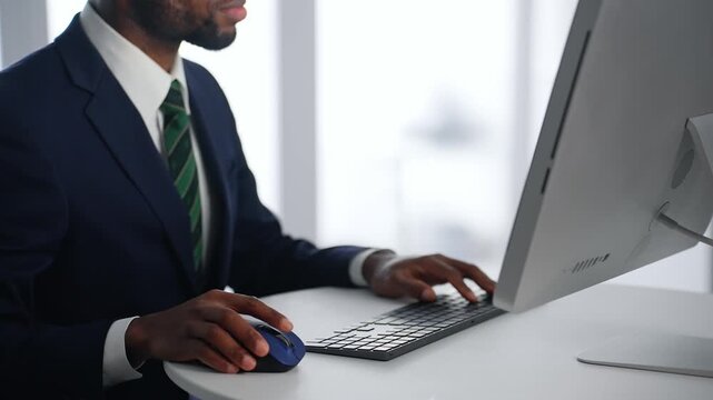 business, work, pc, personal computer, digital transformation, engineer, system, development, business person, clerical work, human resources, desk, office, foreigner, black person, global, concentrat