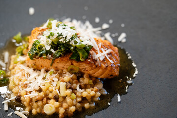 Gebratenes Lachsfilet auf Fregola Sarda
