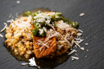 Gebratenes Lachsfilet auf Fregola Sarda