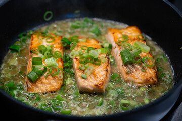 Gebratenes Lachsfilet auf Fregola Sarda