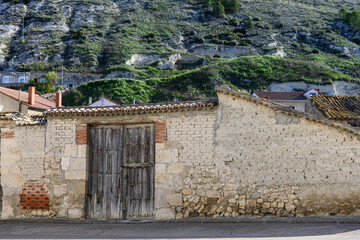 Rustic wall and wooden gate in Cevico Navero, Palencia province