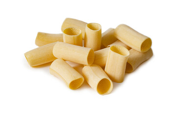 Paccheri, pasta italiana isolata su fondo bianco 