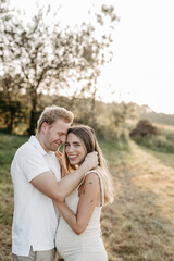 Schwangere, junge Frau mit Partner