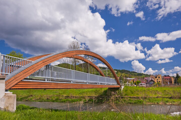 Obraz premium Piękny, wiosenny dzień w Muszynie. Kładka przy ul. Jasnej