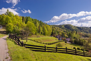 Piękny, wiosenny dzień w Muszynie. Ogrody magiczne i legend na Zapopradziu © rogozinski