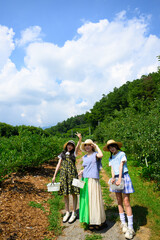 農園でブルーベリー狩りを楽しむ麦わら帽子の女の子