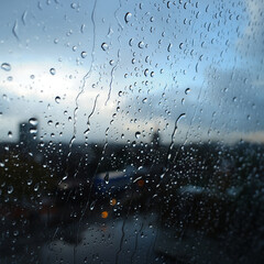 Obraz premium close-up photo of raindrops streaming down a window