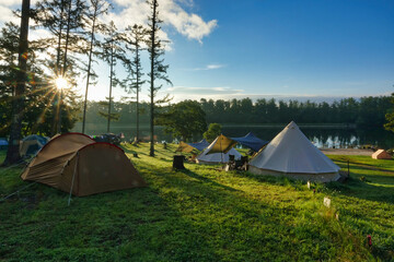湖畔での夏キャンプ