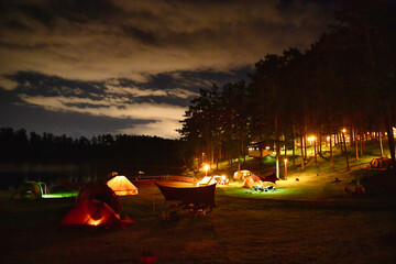夜のキャンプ場
