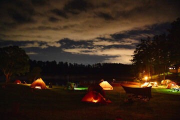 夜のキャンプ場