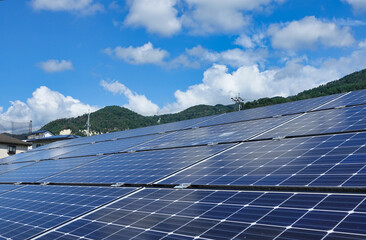 太陽光発電パネルと青空