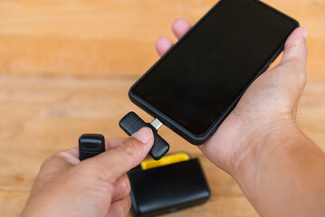 connecting the wireless microphone to smartphone 