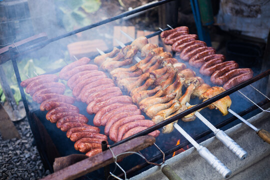 Uma churrasqueira com lingui&ccedil;a toscana e galeto