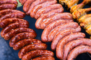 Fototapeta premium Linguiça toscana, caseira, no espeto com cores vibrantes 
