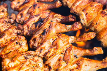 Sobrecoxas de frango assado na grelha, detalhe com cores vibrantes 