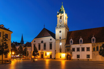 Obraz premium Nachtaufnahme des Hauptplatz (Hlavné námestie) mit dem Alten Rathaus in Bratislava, Slowakei