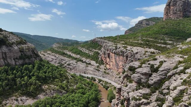 R&iacute;o en la naturaleza, monta&ntilde;as y paisaje. Vista a&eacute;rea de Drone 4k