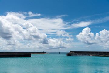 堤防のあるエメラルドグリーンの海の港