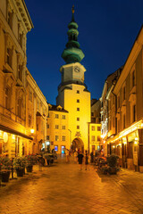 Obraz premium Nachtaufnahme des Michaelertors (Michalská brána) in Bratislava, Slowakei