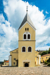 Blick auf die Marienburg, Pfarrkirche der Geburt der Jungfrau Maria, Kulturhauptstadt 2026, Trenčín, Slowakei