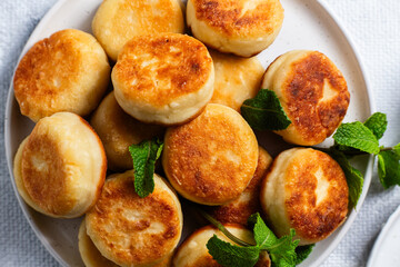 syrniki . Appetizing cheesecakes with sauce and blueberries