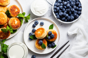 syrniki . Appetizing cheesecakes with sauce and blueberries