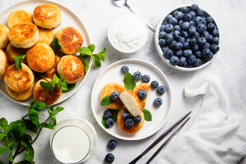 syrniki . Appetizing cheesecakes with sauce and blueberries