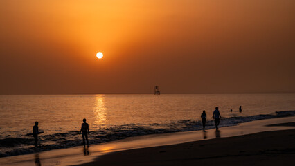 Sonnenuntergang an der Grande C&ocirc;te, St. Palais s/ mer, Frankreich - Stuhl im Wasser