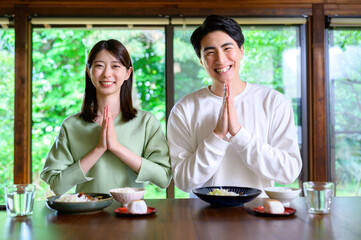 和風の家でいただきますの挨拶をする日本人男女