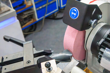 The operation of tool grinding machine with the drill tool.
