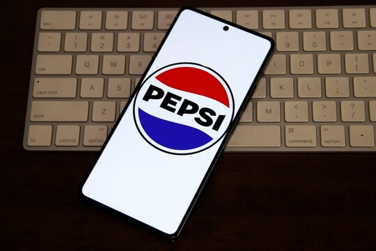 Pepsi - Refrigerante gaseificado com sabor de cola, fabricado pela PepsiCo. Foi originalmente criado e desenvolvido em 1893 por Caleb Bradham nos Estados Unidos e tornou-se conhecido como Pepsi-Cola.