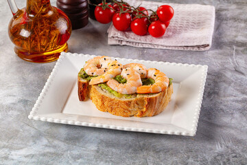 Sandwich with prawn and avocado