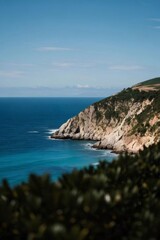 青い海と空の下の緑豊かな丘の風景 海岸線沿いの自然の風景 夏の晴れた日の美しい景色