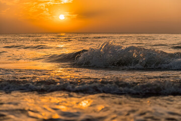 Naklejka premium Aufnahme von schönen Wellen und einem Sonnenuntergang am Meer.