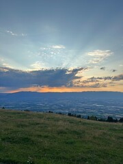 Depuis la Mont Salève, vue époustouflante sur la ville de Genève et son Lac Léman au crépuscule