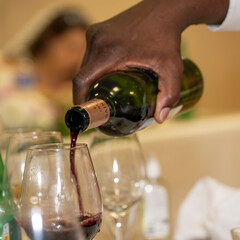 service d'un verre de vin de bordeaux dans un verre à vin sur une table