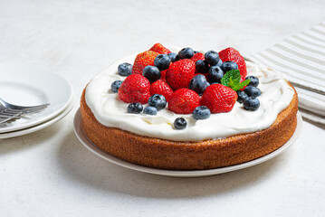 Sponge cake with cream cheese and fresh berries
