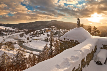 Widok ze wzgórza zamkowego Baszta w Muszynie, w piękny, zimowy dzień © rogozinski