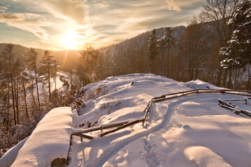 Widok ze wzgórza zamkowego Baszta w Muszynie, w piękny, zimowy dzień © rogozinski