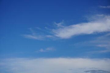 Obraz premium A clear blue sky with scattered white clouds