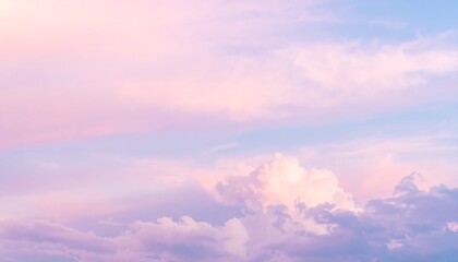 Obraz premium A serene, pastel-hued sky, filled with fluffy clouds, displays a tranquil and dreamy ambiance.