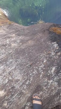 piscinas naturais do po&ccedil;o encantando no parque nacional do capara&oacute;, divisa entre minas gerais e esp&iacute;rito santo 