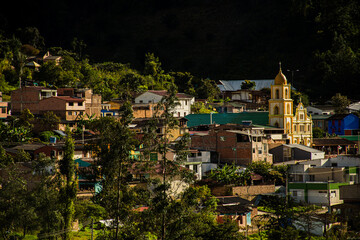 Obraz premium Breathtaking Green Landscapes and Expansive Natural Horizons in the Charming Small Town of Palermo, Colombia