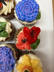 Flower decorated cupcakes, poppies and carnation flower cake decorating