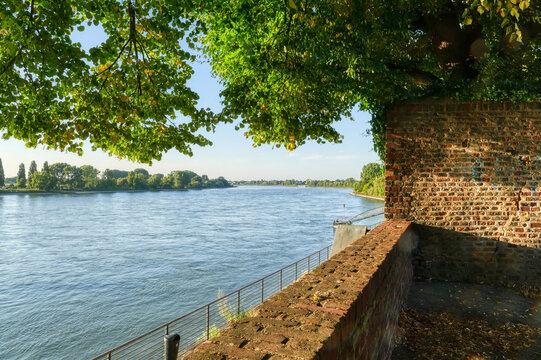 Promenade mit Blick auf den Rhein in der Altstadt von Kaiserswerth