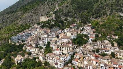 Naklejka premium Roccacasale, piccolo borgo dell'Abruzzo arroccato sulla montagna. Vista aerea del piccolo paese rurale dell'Italia centrale, in provincia dell'Aquila, con il castello De Sanctis.
