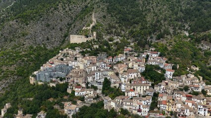 Obraz premium Roccacasale, piccolo borgo dell'Abruzzo arroccato sulla montagna. Vista aerea del piccolo paese rurale dell'Italia centrale, in provincia dell'Aquila, con il castello De Sanctis.