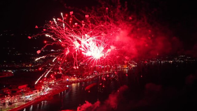 Fuochi d'artificio ripresi col drone.
la festa del patrono di Santa Maria di Castellabate nel sud Italia.
Spettacolo pirotecnico sul mare del Cilento durante i festeggiamenti.
