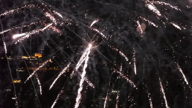 Fuochi d'artificio ripresi col drone.
la festa del patrono di Santa Maria di Castellabate nel sud Italia.
Spettacolo pirotecnico sul mare del Cilento durante i festeggiamenti.